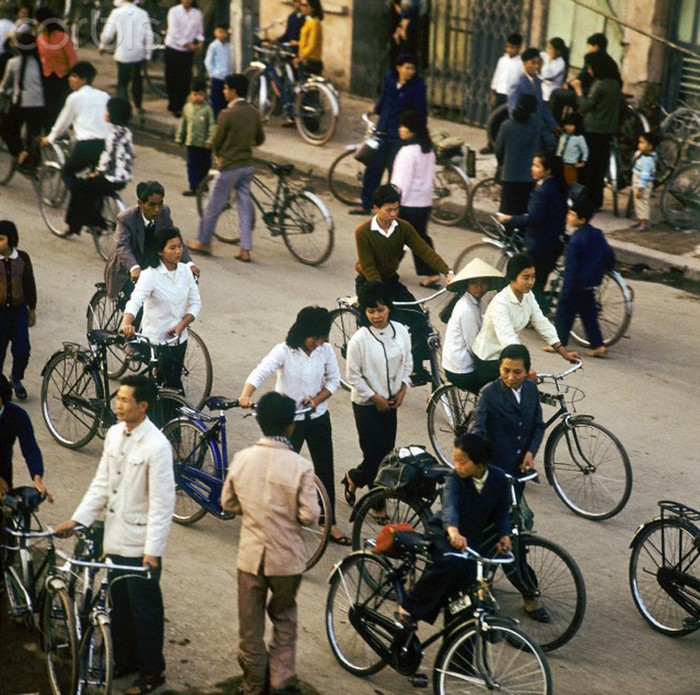 Hà Nội 1/3/1973. Người dân Hà Nội với phương tiện xe đạp trên đường phố. Ảnh.Werner Schulze.
